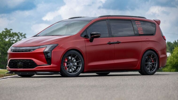 Chrysler Pacifica Limited S VANkulture Concept
