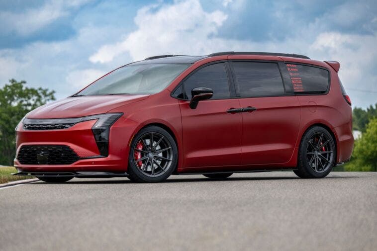 Chrysler Pacifica Limited S VANkulture Concept