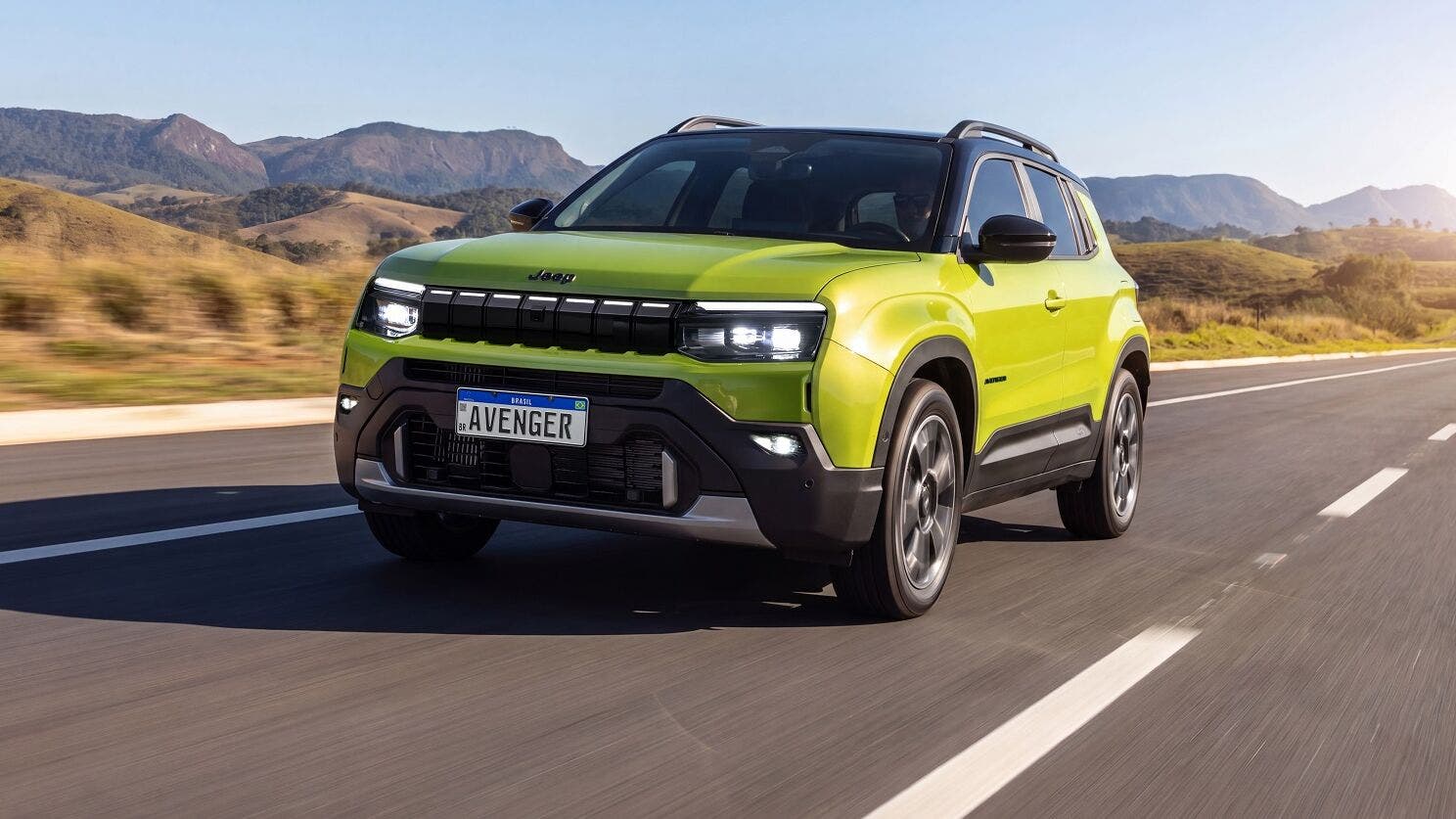 Jeep Avenger debutta in Brasile: consegnato il primo esemplare a un cliente storico del marchio