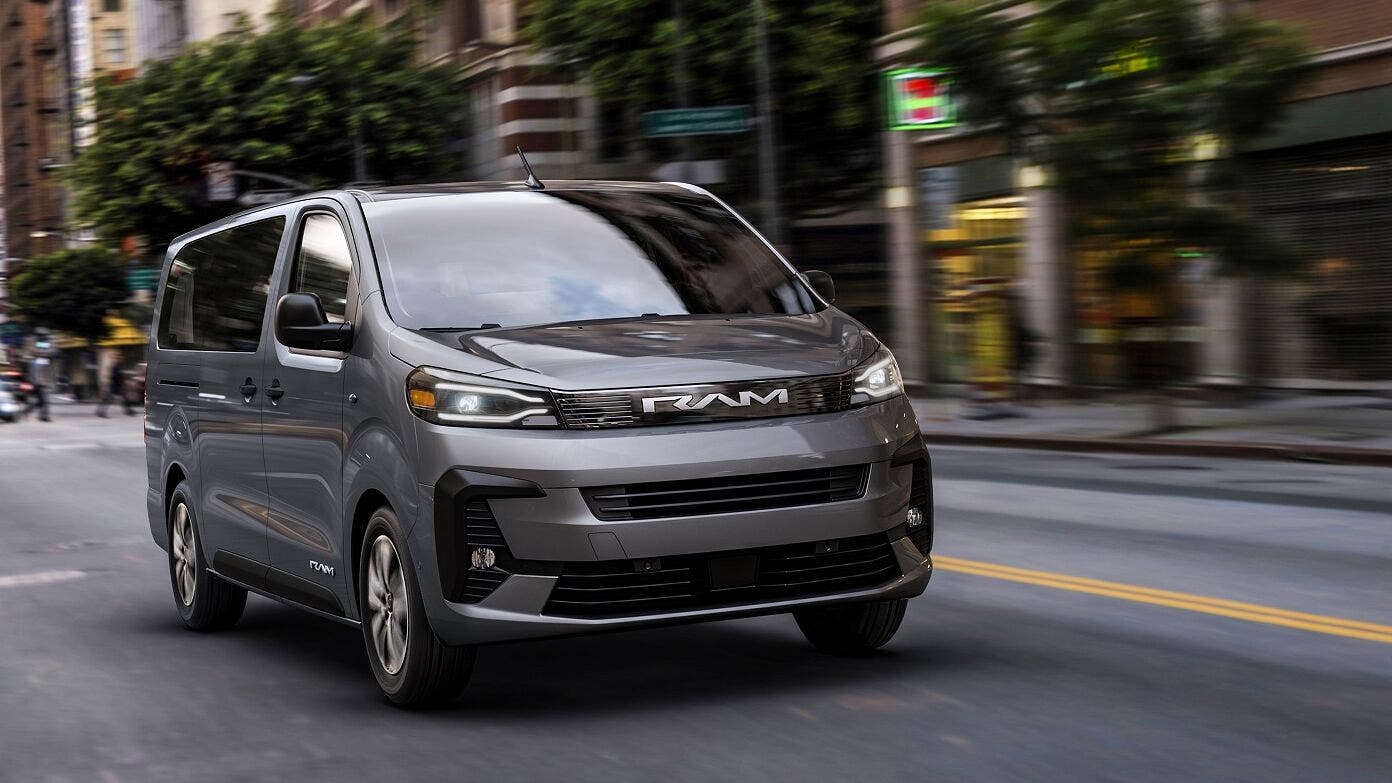 Furgone commerciale Ram ProMaster City 2027 in strada con dotazioni moderne e prezzo accessibile