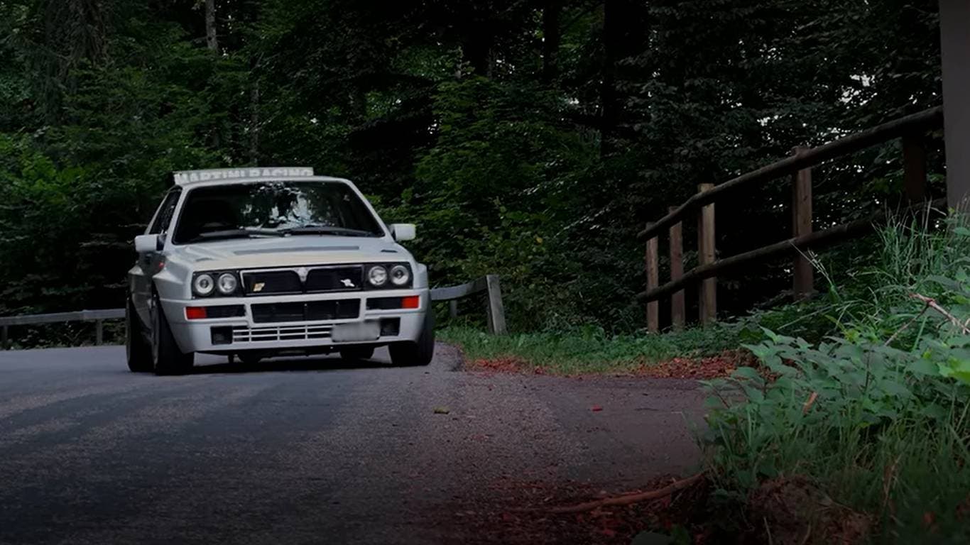 Una Lancia Delta HF Integrale EVO 2 con 447 mila km in perfetto stato su strade montane