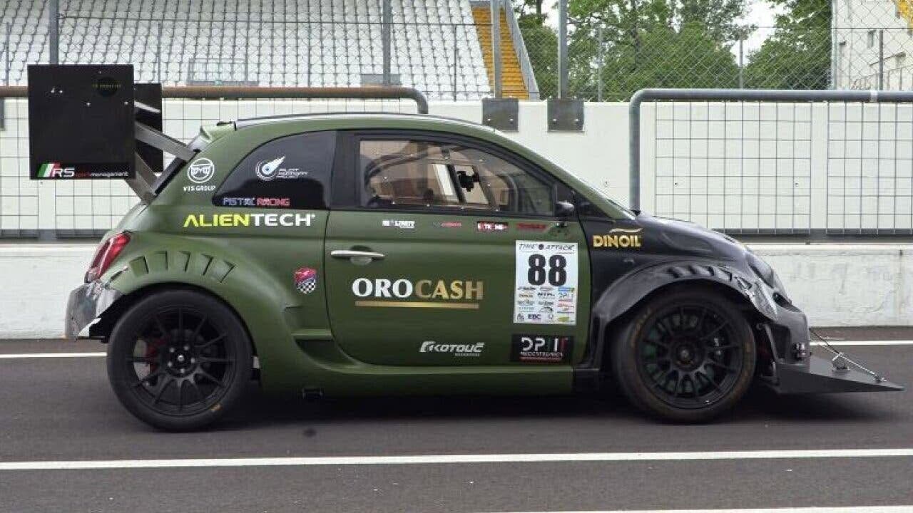 La Abarth 695 più estrema del mondo: 600 CV sull'avantreno della piccola sportiva