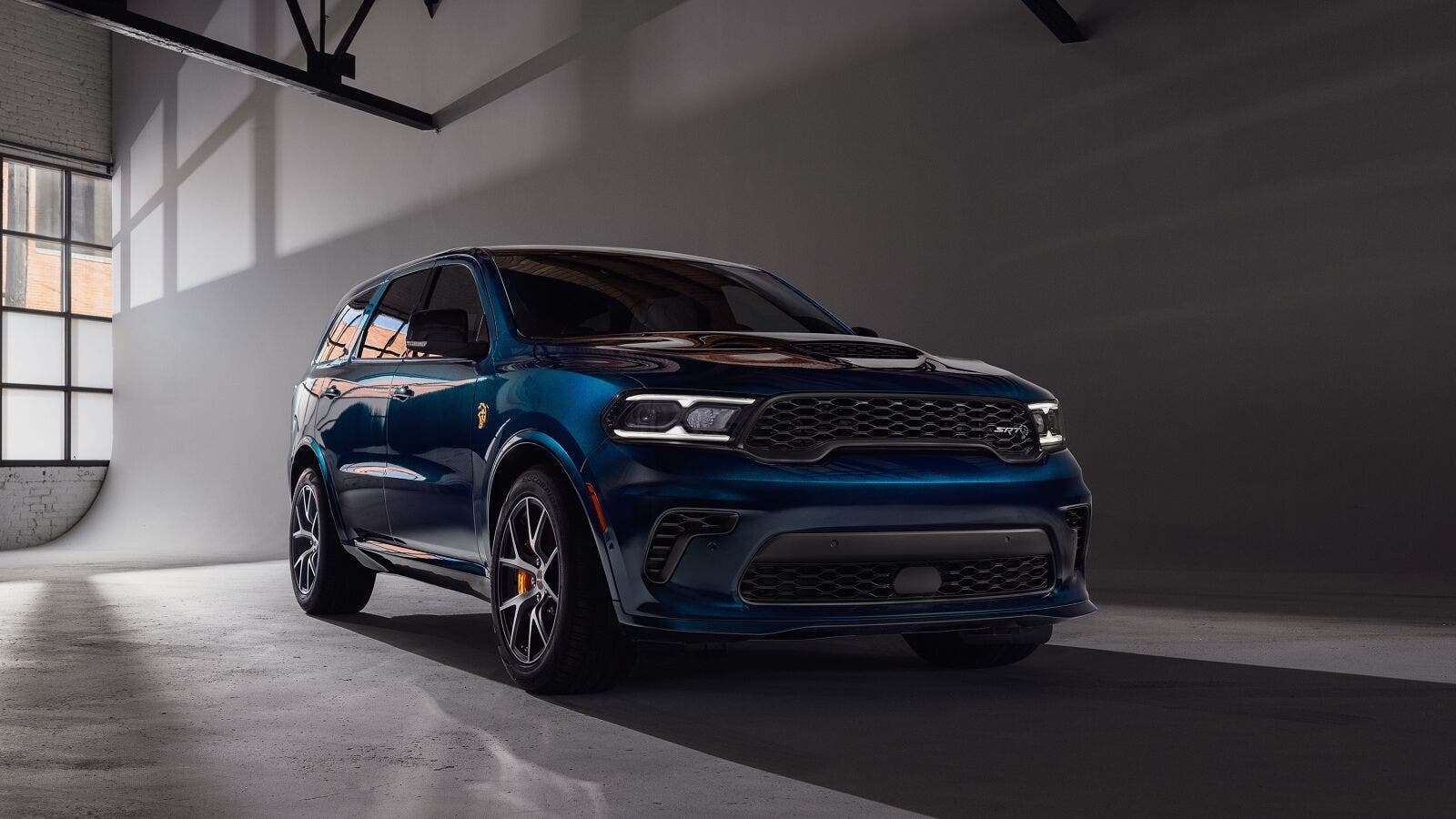 SUV Dodge Durango 2027 con colore After Dark, blu metallizzato che cambia aspetto al variare della luce
