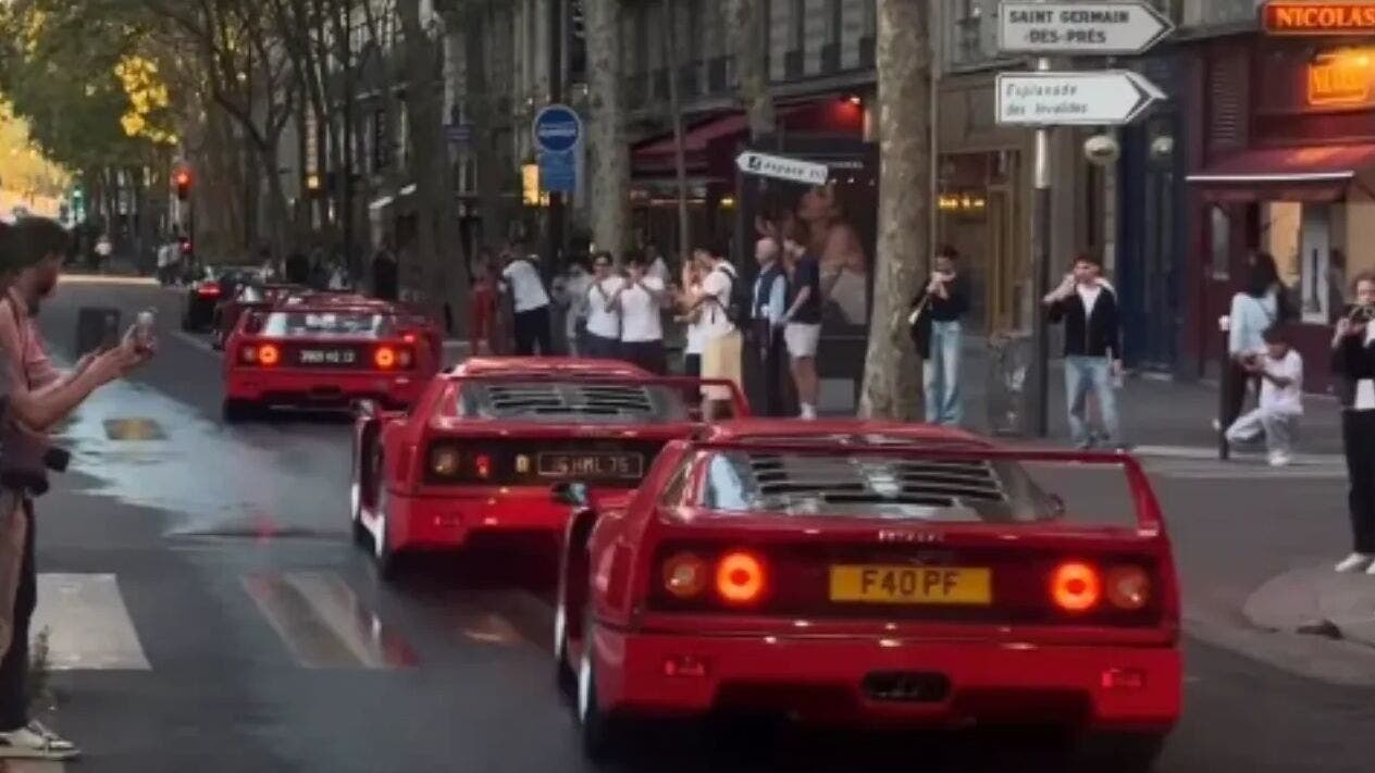 Non una ma ben otto Ferrari F40 sfilano per le strade di Parigi