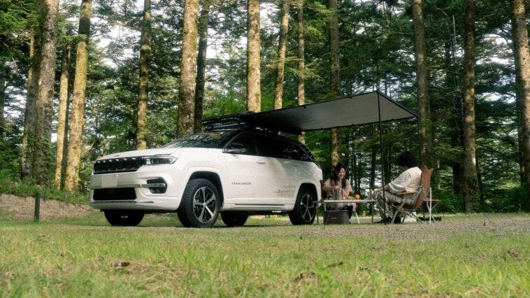 Jeep Commander Overland Field Style Edition with Snow Peak