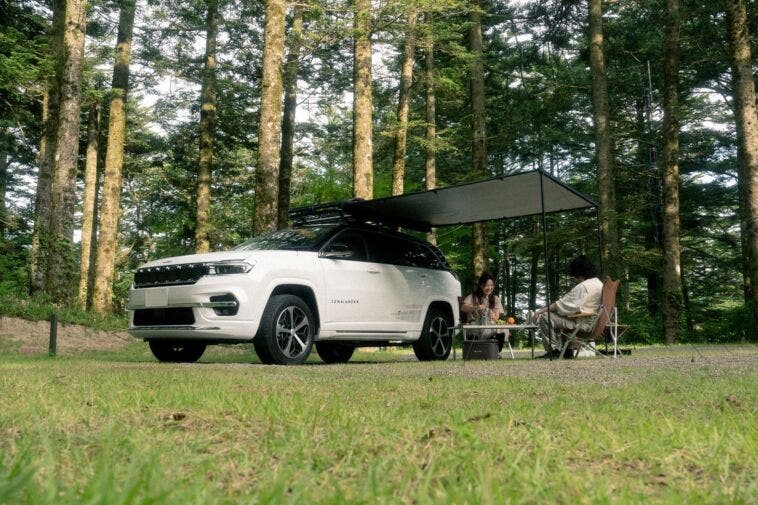 Jeep Commander Overland Field Style Edition with Snow Peak