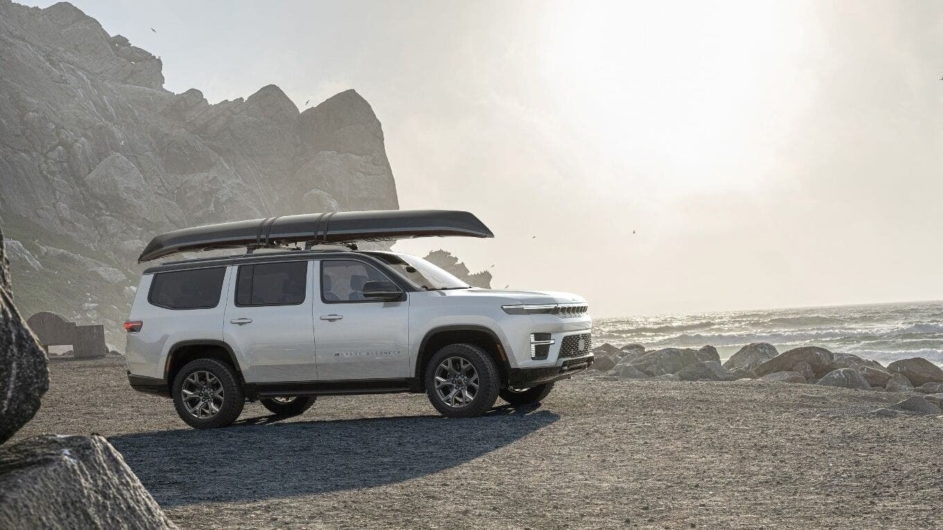 Jeep richiama oltre 97 mila Wagoneer e Grand Wagoneer: problema alle barre sul tetto