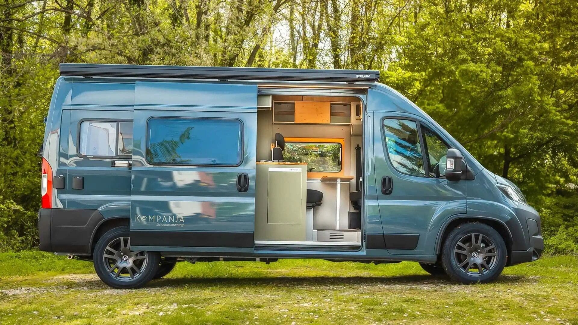 Letto, divano, doccia e portabici: tutto in un Citroën Jumper grazie a Kompanja