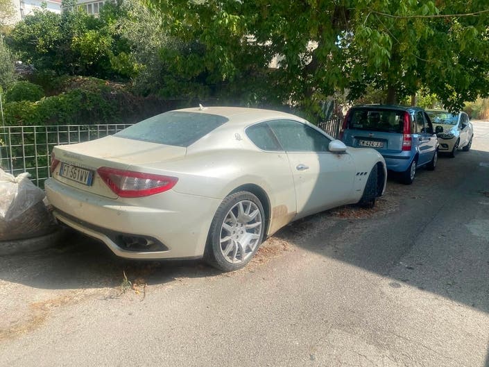Maserati GranTurismo V8 coperta di polvere e parcheggiata da tempo