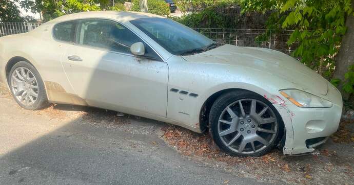 Maserati GranTurismo danneggiata e abbandonata su un marciapiede