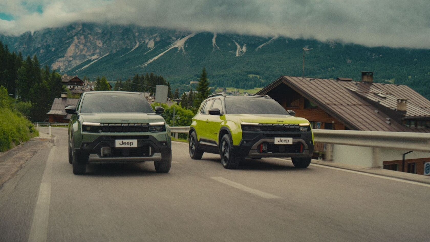 SUV Jeep Avenger in movimento su strade alpine, con animali che osservano la scena