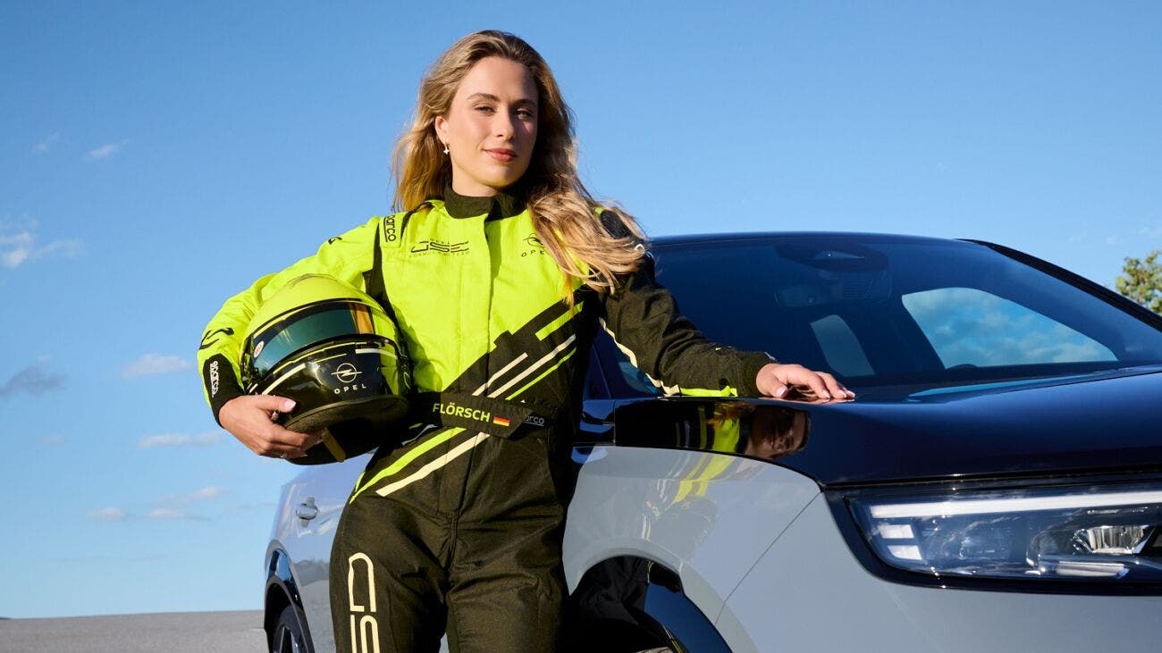 Opel Mokka GSE con l'ambasciatrice del marchio Sophia Flörsch 2