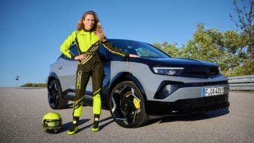 Opel Mokka GSE con l'ambasciatrice del marchio Sophia Flörsch
