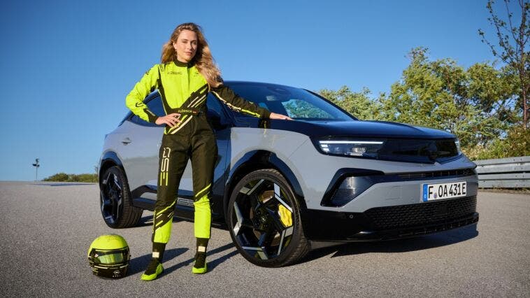 Opel Mokka GSE con l'ambasciatrice del marchio Sophia Flörsch