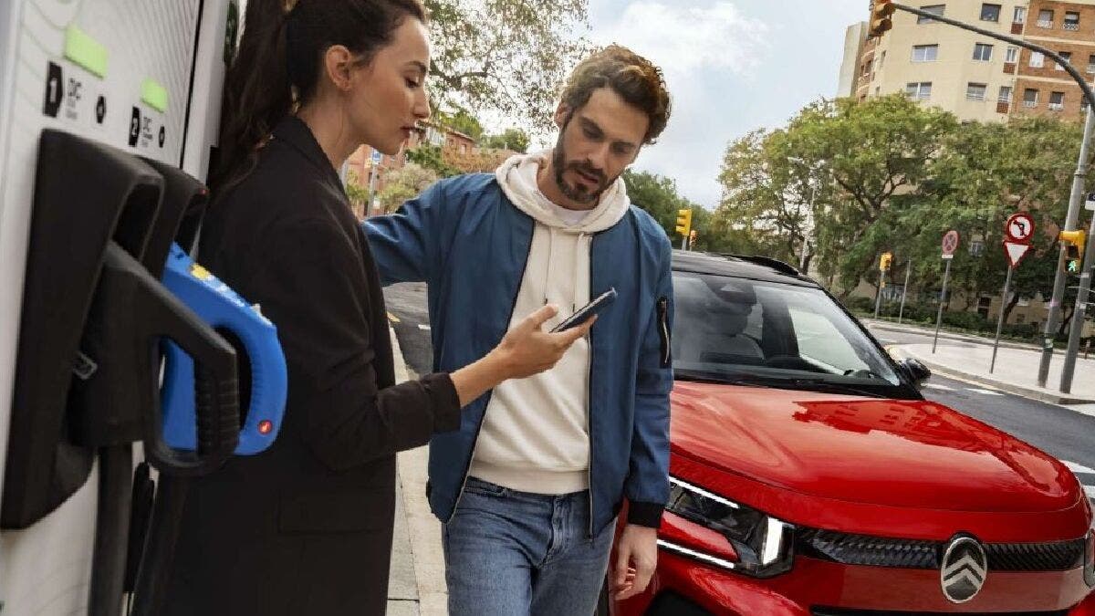 Stellantis promuove leasing sociale per elettriche a 94 euro al mese in Francia, con incentivi per professionisti e veicoli usati