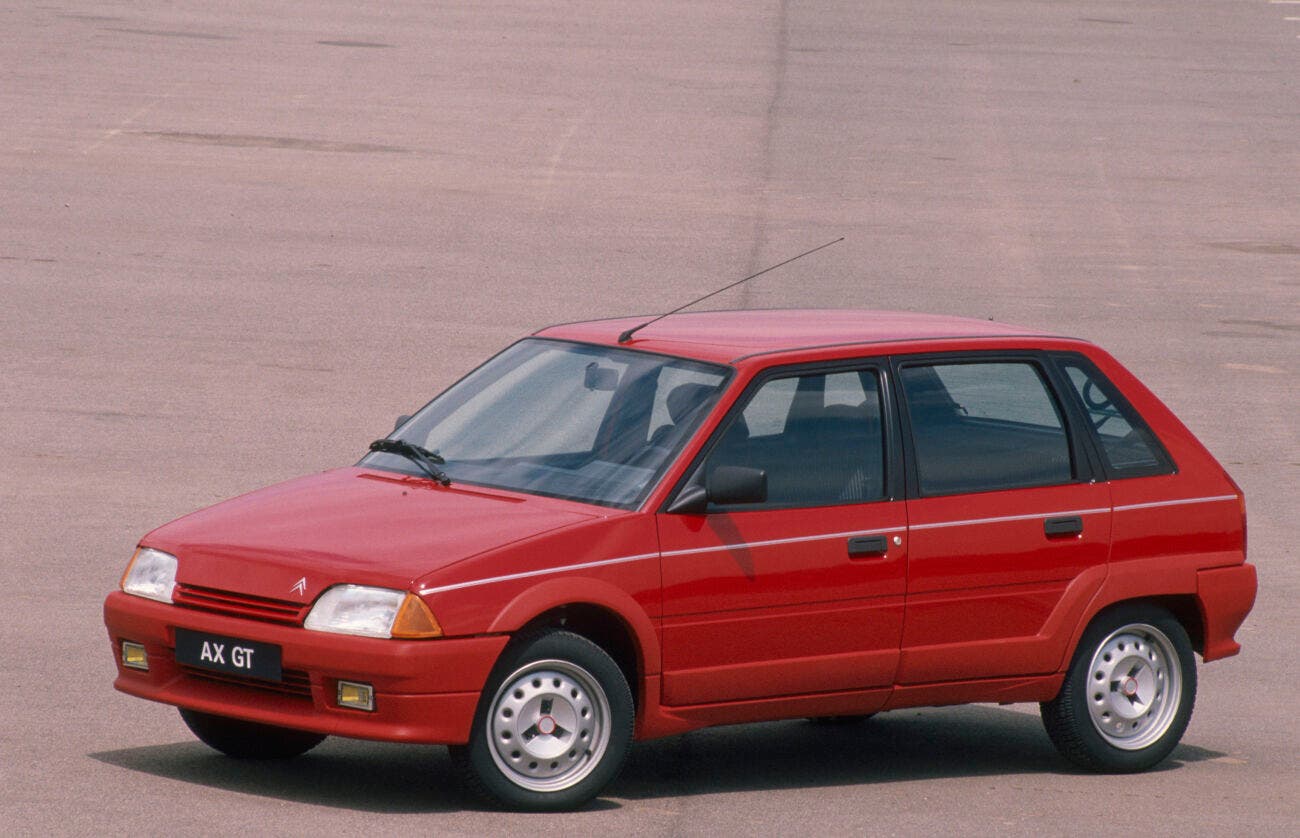 Due Citroën AX del 1987, una 1.0 TRE e una 14 TZS, affiancate.
