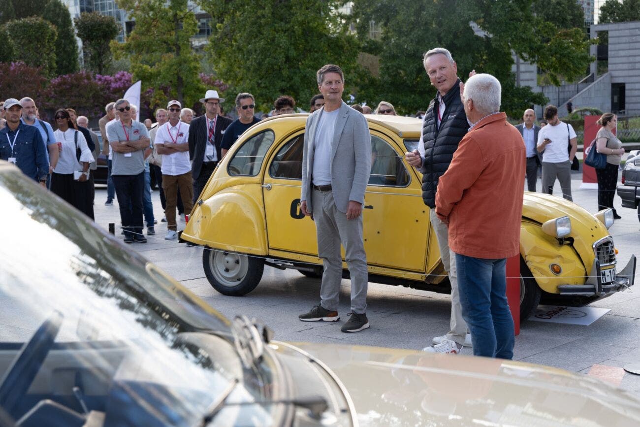 Parata di auto Citroën storiche per le strade di Parigi