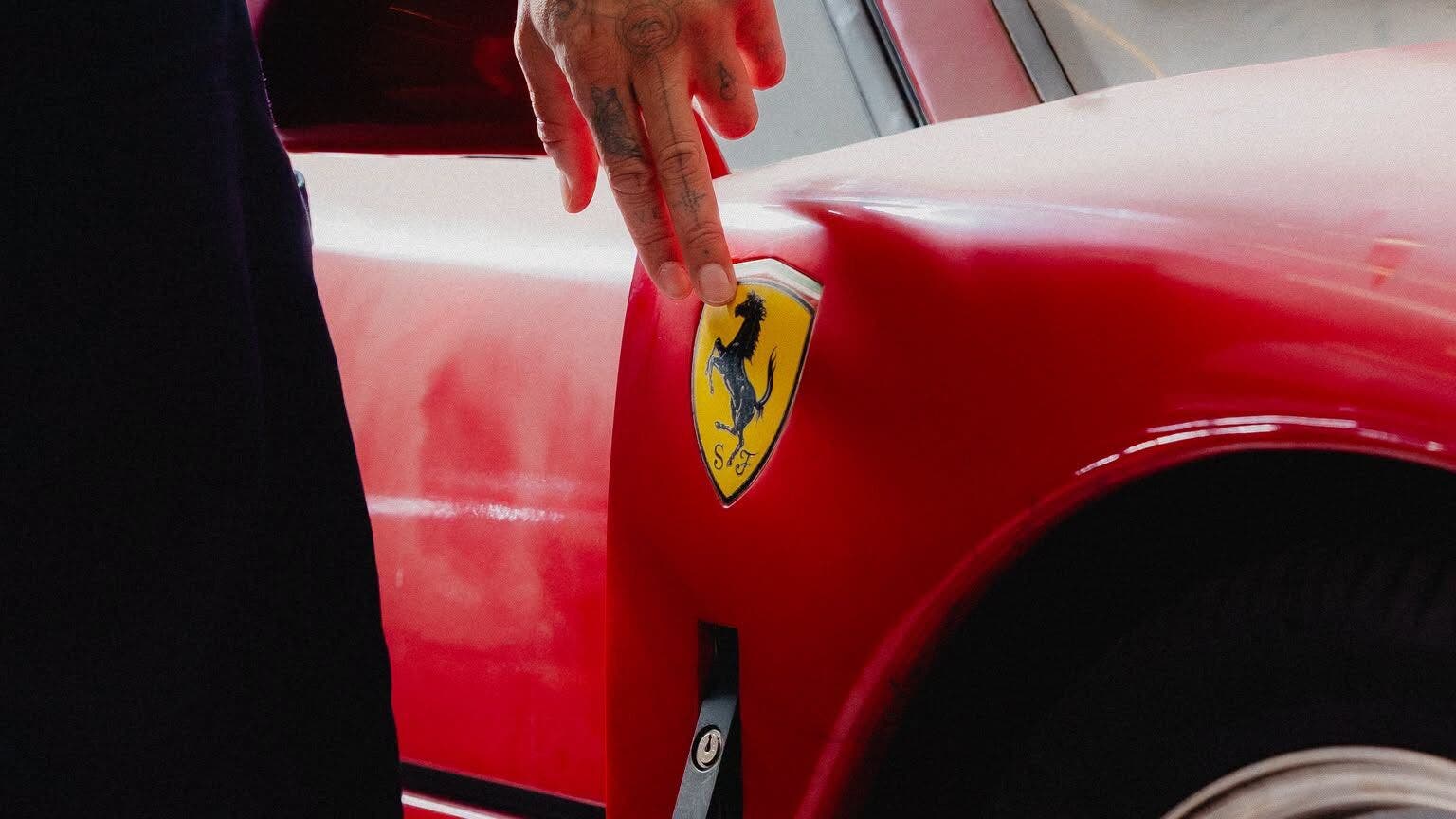 Lewis Hamilton guida la sua Ferrari F40 restaurata a Maranello, con la sua bellezza e prestazioni eccezionali