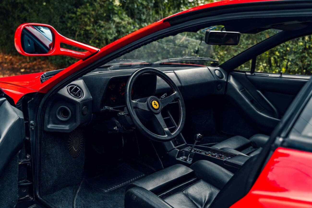 Ferrari Testarossa con specchietto singolo e dado centrale, vista laterale