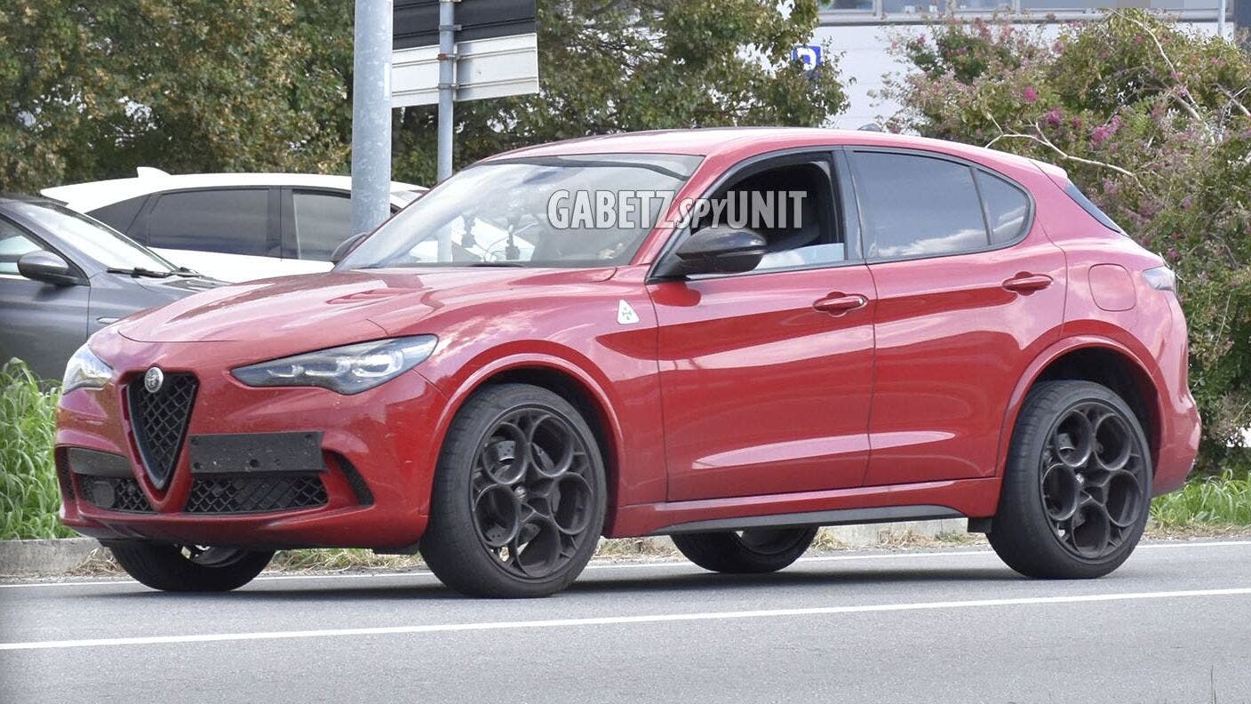 Nuova Alfa Romeo Stelvio Quadrifoglio MY27: il prototipo avvistato in strada, il V6 resta ma il futuro è ancora da scrivere