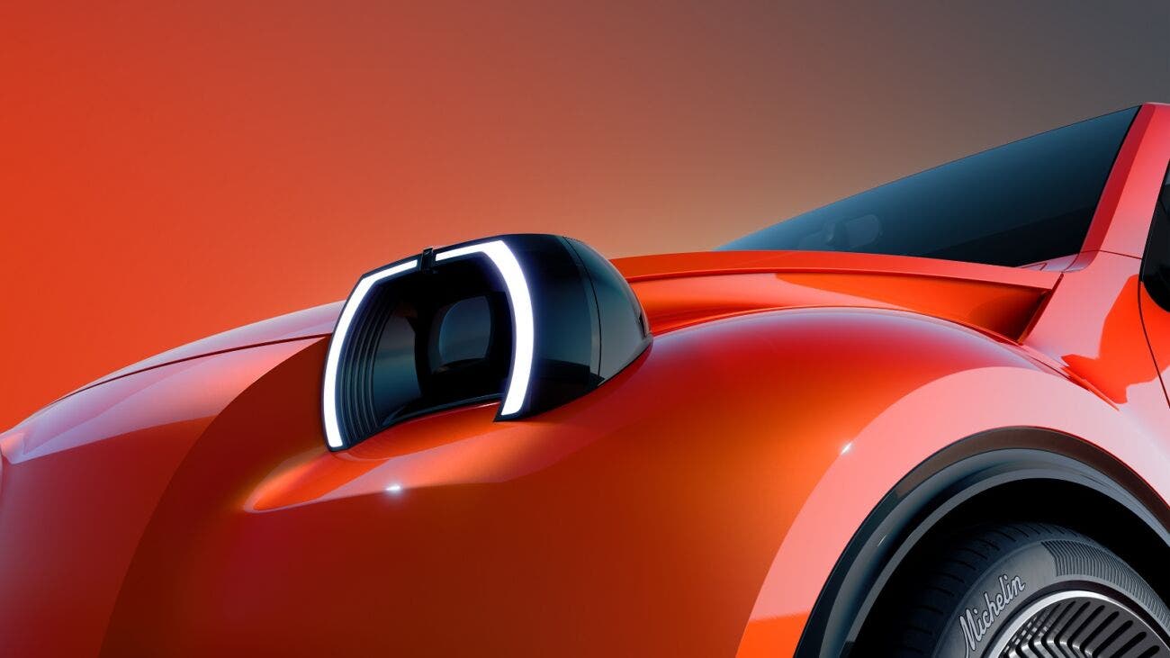 1948, la fine della produzione nel 1990 e la presentazione del concept nel 2026. Sui pedali compaiono una tartaruga per il freno e una lepre per l’acceleratore. Nelle portiere, invece, alcuni vani sono pensati per contenere le uova, omaggio alle esigenze pratiche da cui nacque la prima 2 CV.
