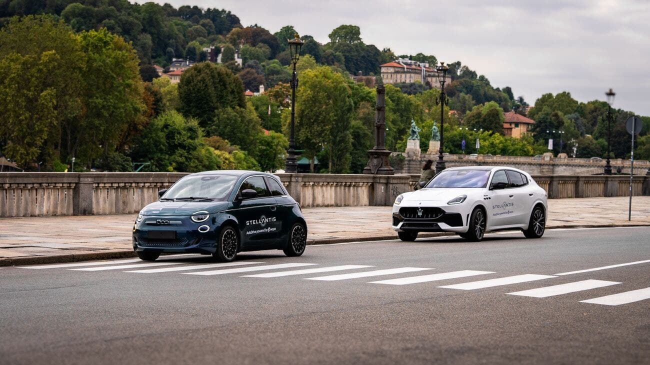 Una Fiat 500e e una Maserati Grecale per mostrare come l’intelligenza artificiale possa cambiare l’esperienza al volante
