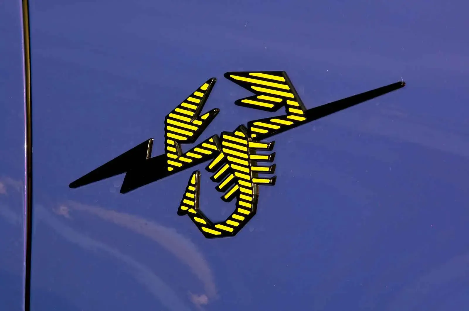 abarth 600e badge
